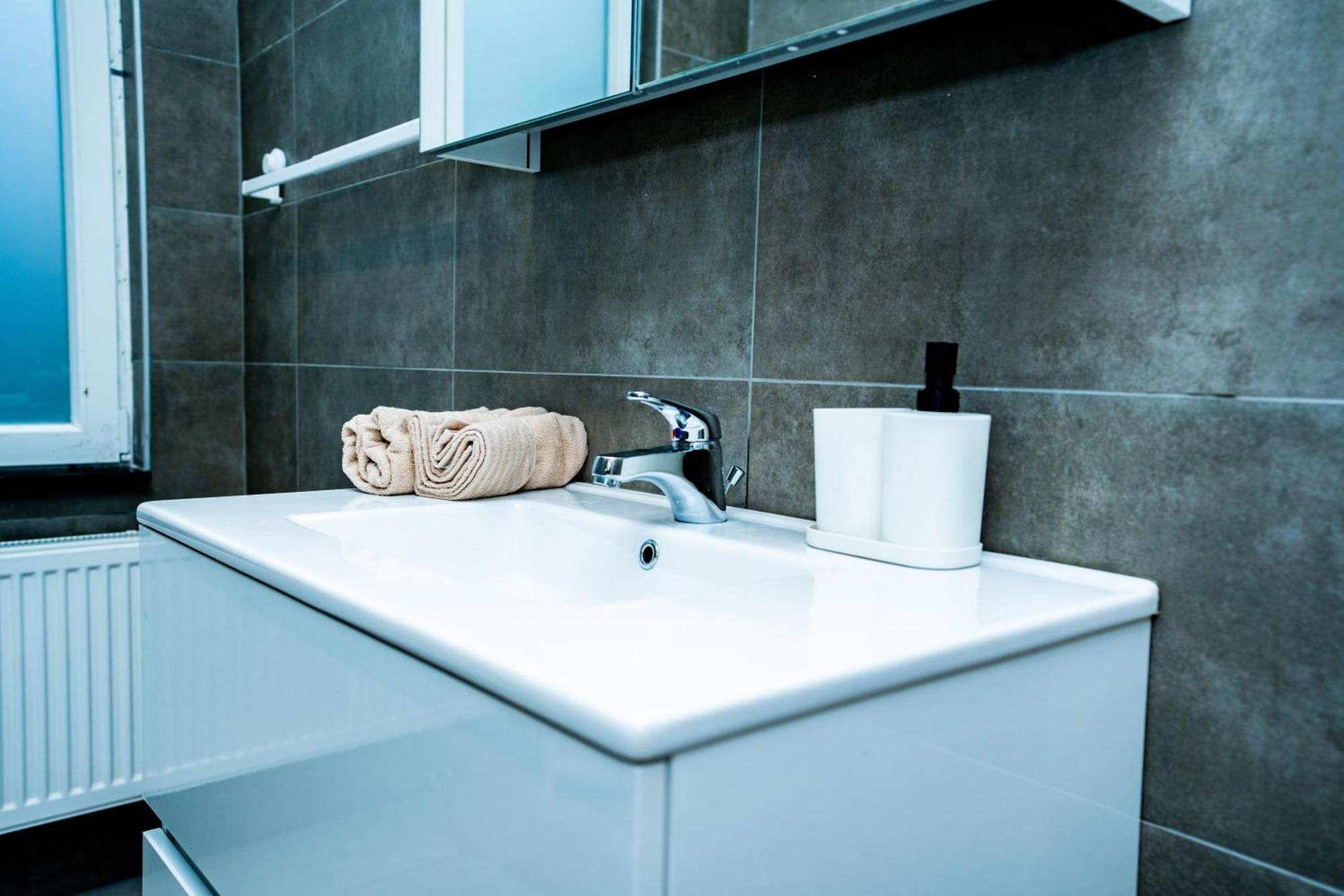 Chambre R0 Avec Salle De Bain Partagee Pres De L'Hopital De La Citadelle A เลียจ ภายนอก รูปภาพ